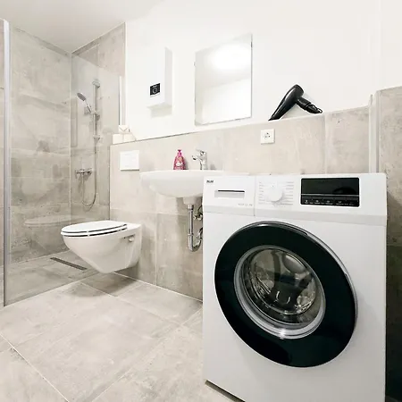 Raj Living - 2 - Balcony - Kitchen - Washing Machine - Next To Cologne Frechen